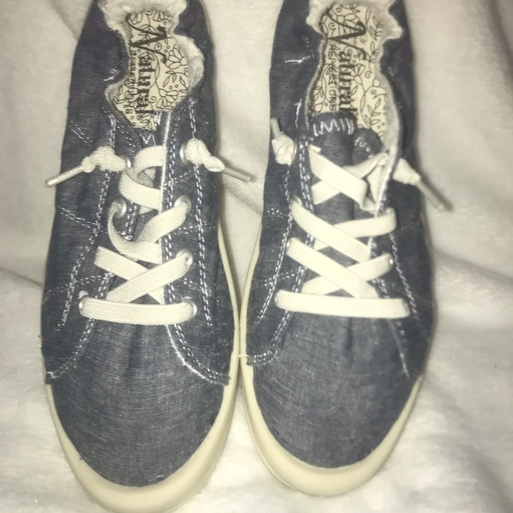 Women’s shoes, size 9M. - Picture 2 of 8